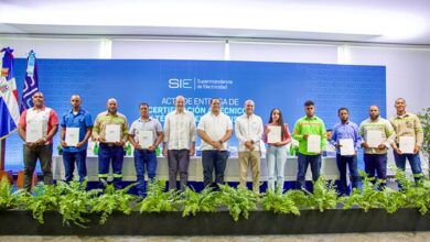 Superintendencia de Electricidad certifica y entregan licencias a técnicos electricistas