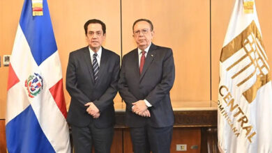 Valdez Albizu recibe visita del embajador Tony Raful