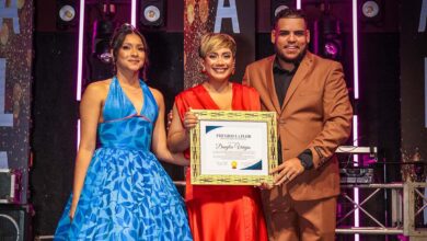 Danylsa Vargas recibe reconocimiento a la trayectoria en Premios La Flor