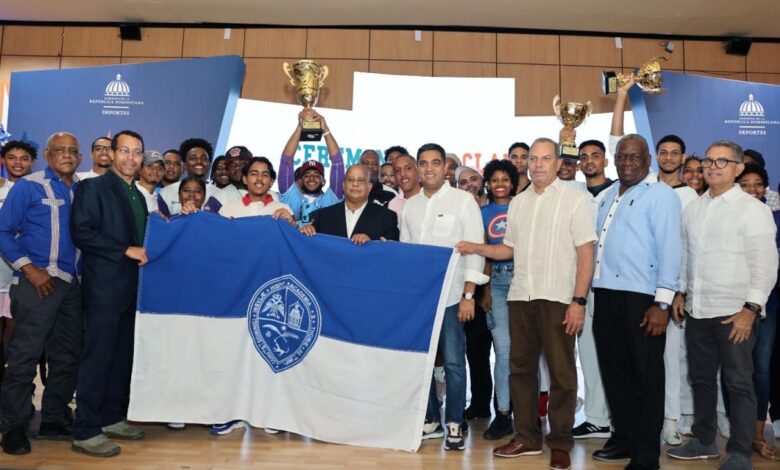 Concluyen con éxito los Juegos Universitarios 2025; Kelvin Cruz entrega corona de campeona a la UASD