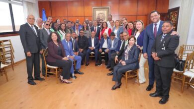 Merenguero y bachateros se reúnen con legisladores por la preservación de la música dominicana