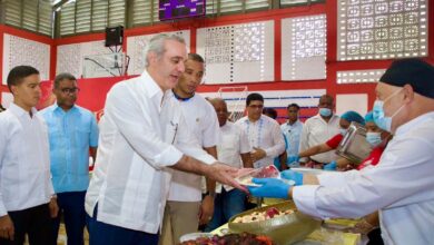 Abinader comparte almuerzos navideños con comunitarios en San Carlos y Villa Duarte