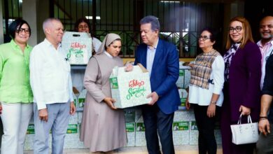 Leonel entrega raciones alimenticias a poblaciones vulnerables del GSD