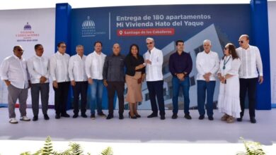 Presidente Abinader entrega 180 viviendas, inaugura escuela y hospital en Santiago