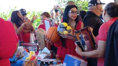Yeni Berenice Reynoso lleva alegría navideña a niños de Villa Isabela con entrega de juguetes