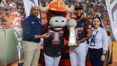 Bryan de la Cruz recibe yipeta JAC JS6 por premio al Jugador Más Valioso