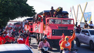 Con caravana triunfal, escogidistas celebran corona 18 en las calles de la capital.