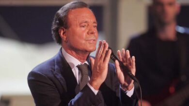 Julio Iglesias dice que todo se va a aclarar y su entorno cercano niega los hechos