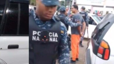 Tirotean vehículo de subdirectora del CCR Rafey y chofer del transporte público resulta gravemente herido