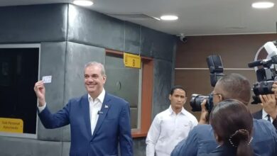Abinader recibe su nueva cédula de identidad y electoral