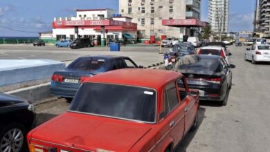 Largas filas para cargar gasolina en Cuba, que acusa a Trump de "asfixiar" su economía
