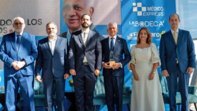 Presidente del Senado, Ricardo de los Santos, recibe reconocimiento de ADOTURD por su apoyo al deporte dominicano