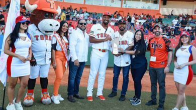 LIDOM y Juancito Sport entregan a Eloy Jiménez el premio JugadorMás Valioso del Round Robin