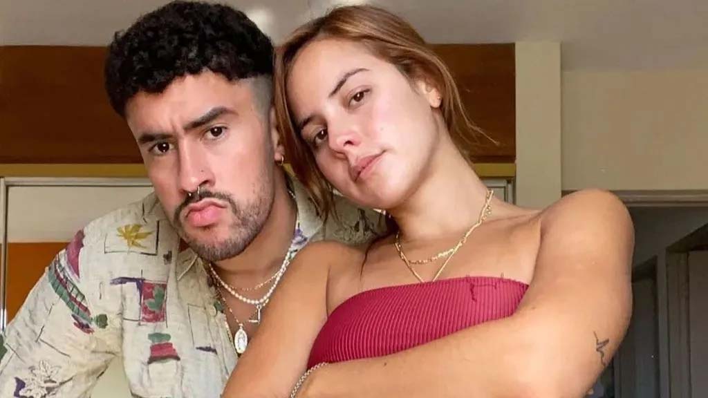 Bad Bunny y Gabriela Berlingeri son vistos saliendo de un restaurante en Brasil