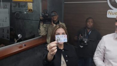 Carolina Mejía recibe la nueva cédula de identidad y electoral