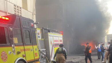Incendio de gran magnitud afecta empresa de plásticos en San Cristóbal