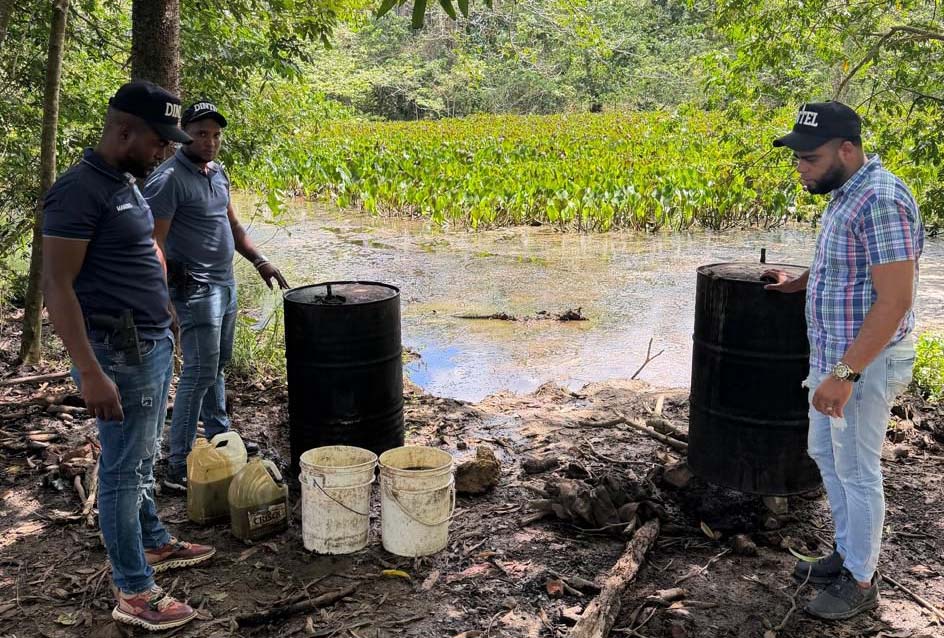 Dintel y Dicrim desmantelan laboratorio clandestino de bebidas alcohólicas adulteradas en Monte Plata