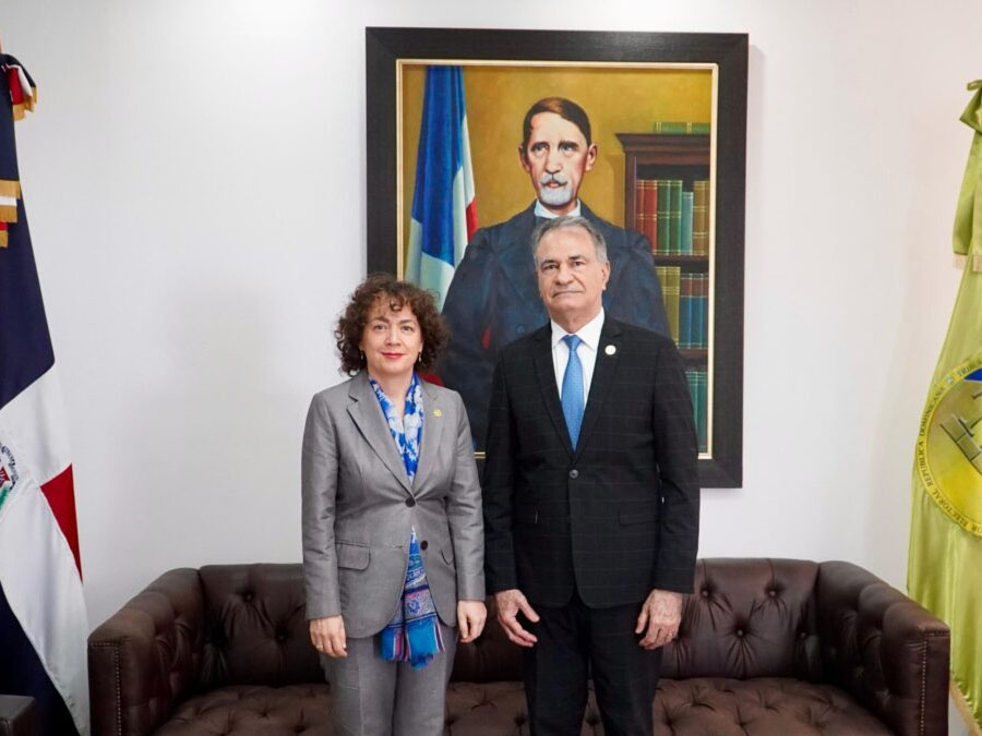 Embajadora de España visita el TSE para conocer su rol en la justicia electoral dominicana