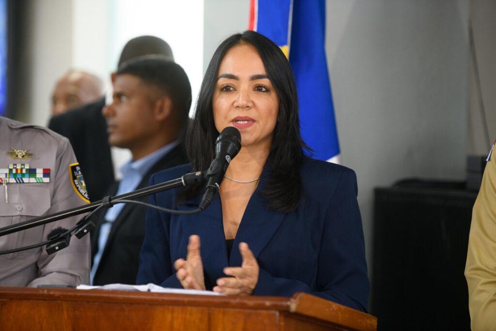 Ministra de Interior anuncia la suspensión inmediata de agente por agresión a ciudadana en Los Minas