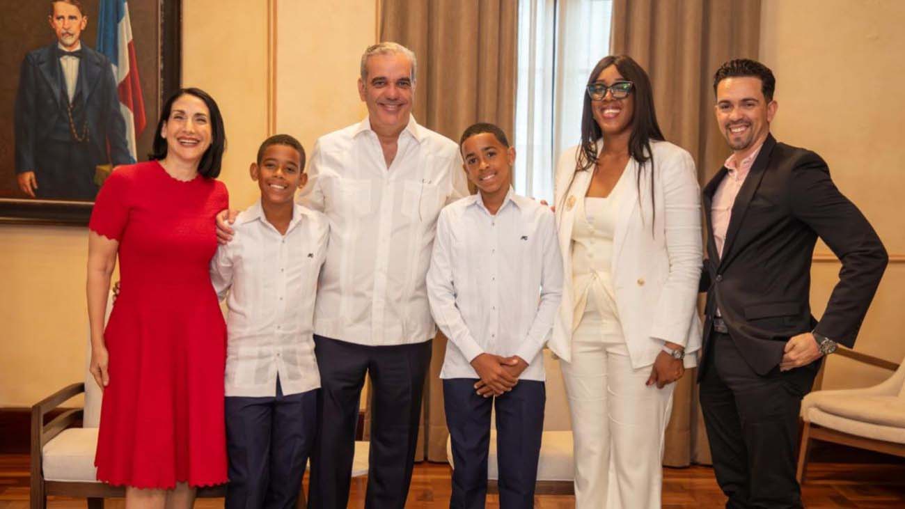 Abinader recibe al destacado estudiante Hensel Aquino García, apodado “Pico de Oro”