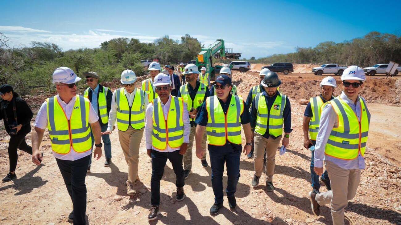 Ministro Paliza recorre construcción del Aeropuerto Internacional Cabo Rojo