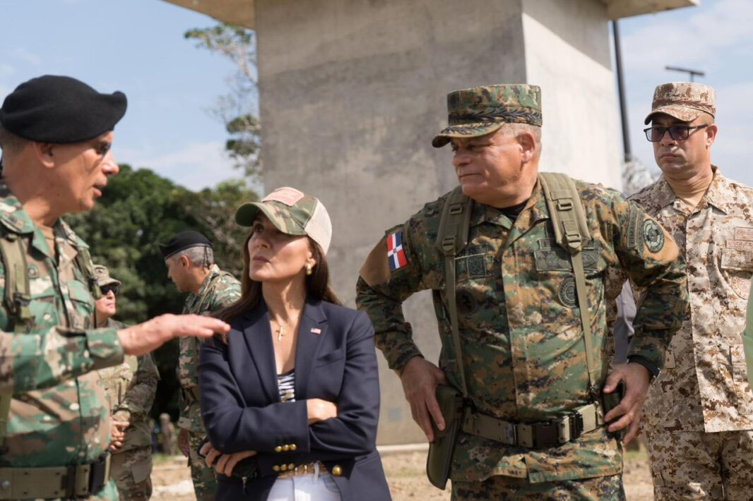 Ministro de Defensa y embajadora de Estados Unidos realizan recorrido por la zona fronteriza de Dajabón