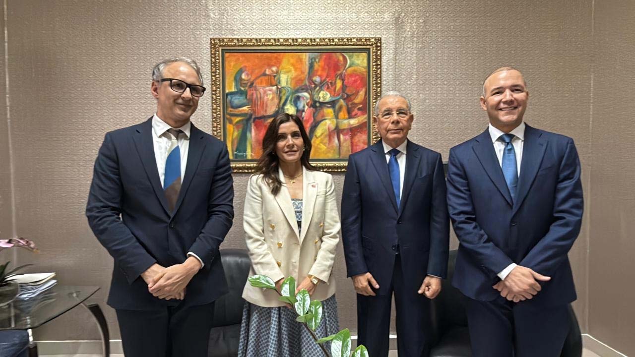 Embajadora de Estados Unidos, Leah Francis Campos, se reúne con el expresidente Danilo Medina