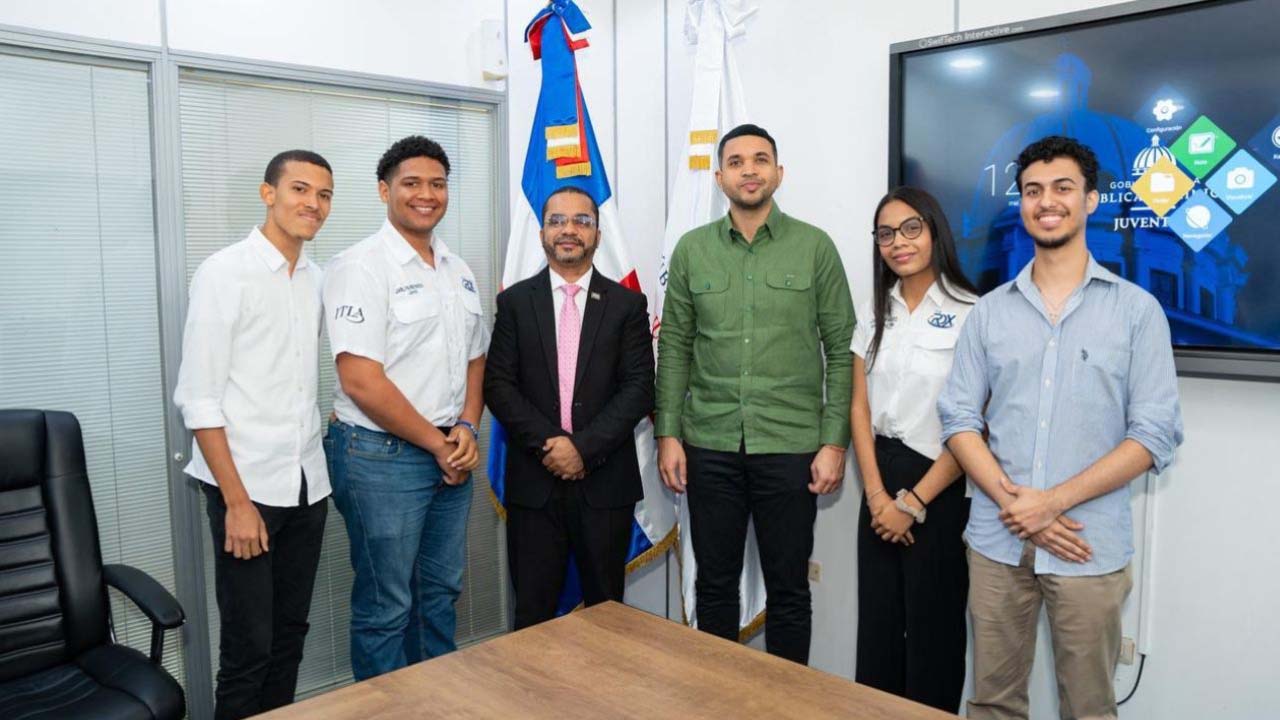 Ministro de la Juventud recibe a estudiantes del ITLA clasificados en competencia de la NASA