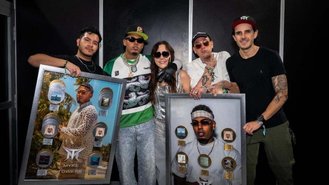 Myke Towers recibe múltiples discos de Diamante, Oro y Platino en México