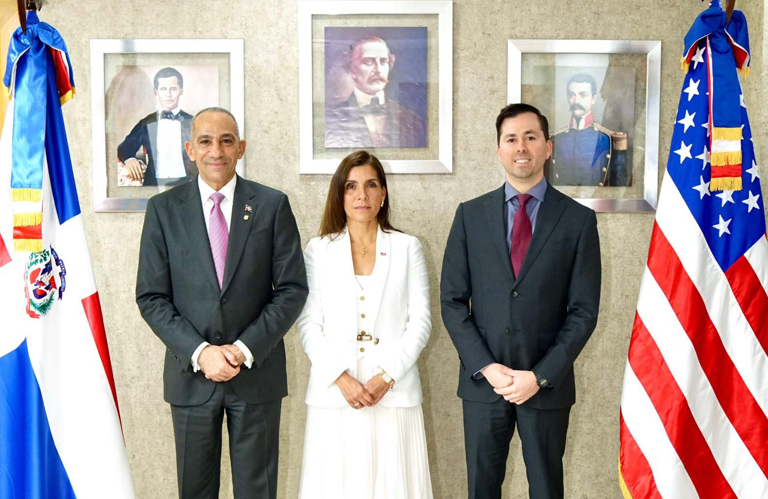 Embajadora ee.uu. presenta al presidente dncd nuevo agregado de la dea en rd
