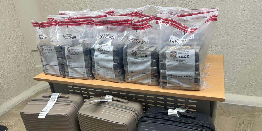 DNCD arresta dos serbios e interviene alijo de 75 paquetes presumiblemente cocaína
