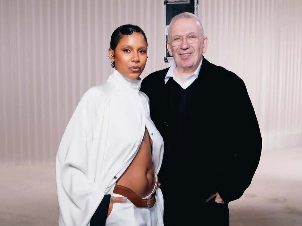 Tokischa causa sensación en París con diseño de Jean Paul Gaultier