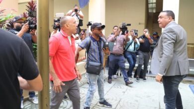 Comunicador Jhossan Capell defiende a hermanos Espaillat y agrede a familiar de víctima