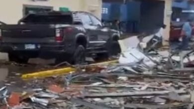 Colapsa parte de estructura exterior en Malecón Center y causa daños a vehículos en Santo Domingo