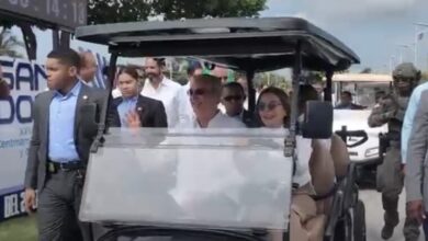 Luis Abinader y Carolina Mejía recorren en carrito de golf el nuevo Malecón Deportivo