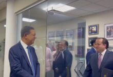 Leonel Fernández recibe comisión del Gobierno dominicano