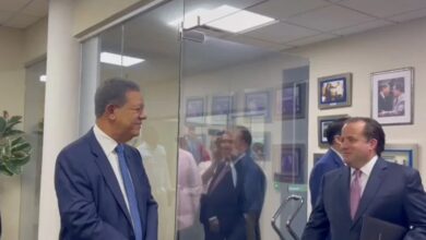 Leonel Fernández recibe comisión del Gobierno dominicano