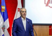 Abinader aboga por un equilibrio entre eficiencia económica y justicia social durante encuentro en Intec