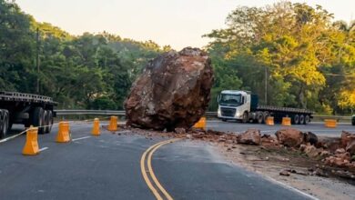 Desprendimiento de roca afecta tránsito en la Autopista del Nordeste