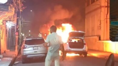 Dos vehículos se incendian en plena Zona Colonial del Distrito Nacional
