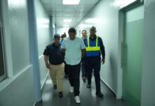 Se entrega a la Policía hombre acusado de fraude cibernético