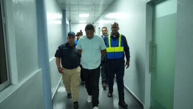 Se entrega a la Policía hombre acusado de fraude cibernético