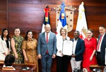 Ayuntamiento de Santiago reconoce a embajadora de Francia Sonia Barbry como “Visitante Distinguida”