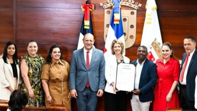 Ayuntamiento de Santiago reconoce a embajadora de Francia Sonia Barbry como “Visitante Distinguida”