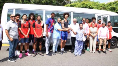 Gobierno entrega nuevo autobús a deportistas de Moca